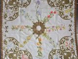 une nappe blanche et marron à motifs floraux