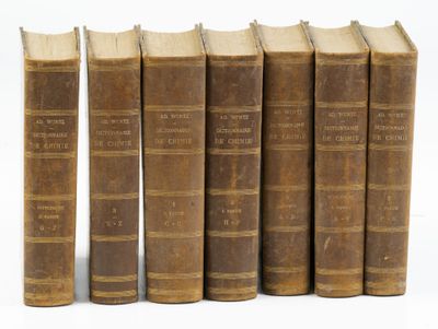 six vieux livres alignés sur une surface blanche