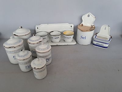 de nombreux types de poteries sont exposés sur la table