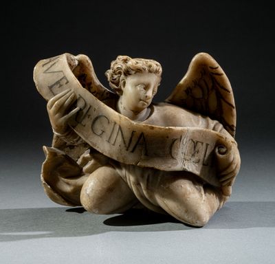 statue d'un ange tenant un rouleau sur lequel est inscrit le mot « paix »