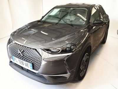 la photo d'une voiture garée dans une salle d'exposition
