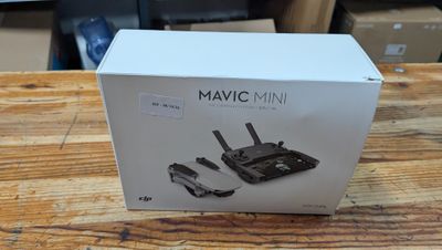 un gros plan sur une boîte posée sur une table en bois, avec une télécommande à côté