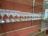 de nombreux verres à vin alignés sur les étagères du magasin