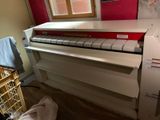 une machine qui se trouve dans le coin d'une pièce
