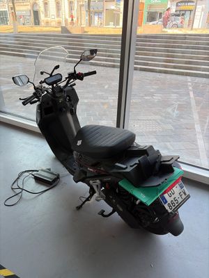 un scooter garé devant une fenêtre