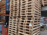 une grande pile de palettes dans un grand entrepôt