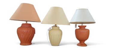 trois lampes posées côte à côte sur une surface blanche