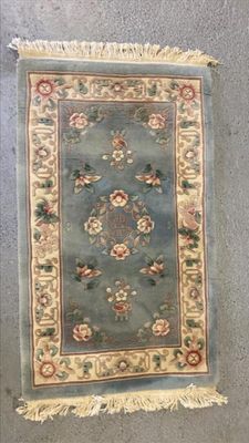 une photo d'un tapis bleu orné d'un motif floral
