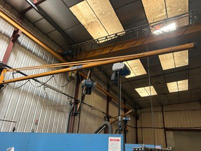une grue suspendue au plafond d'un bâtiment