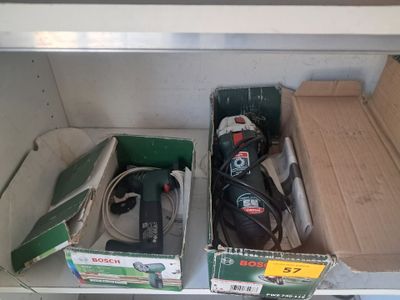 deux boîtes d'outils posées sur une étagère dans une pièce