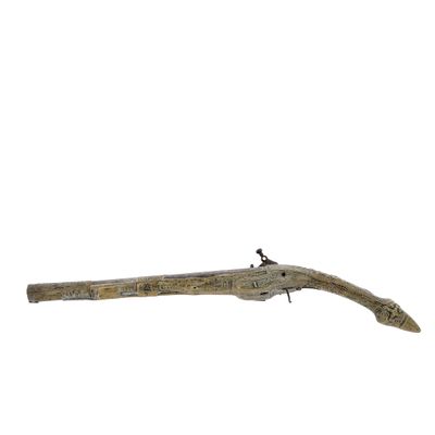 un vieux fusil avec un canon en bois et une poignée en bois
