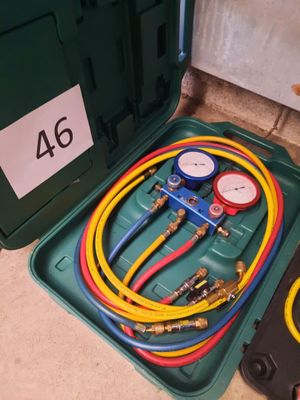 une boîte verte contenant tout un tas de tuyaux