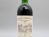 une bouteille de vin posée sur une table blanche