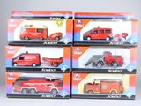 quatre camions rouges miniatures sont empilés les uns sur les autres
