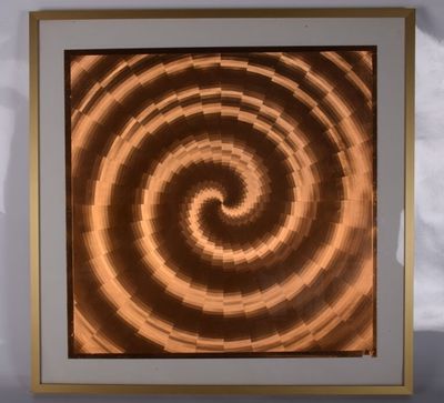 une image marron et blanche représentant un motif en spirale, dans un cadre en bois