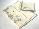 deux serviettes de table brodées de fleurs