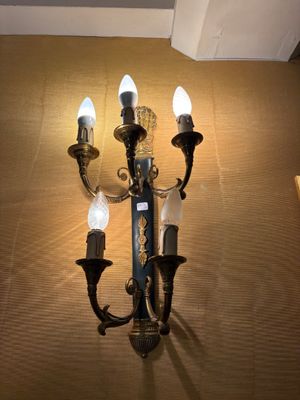 un lustre à trois lumières dans une pièce