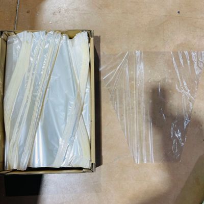 une boîte en carton contenant tout un tas de déchets plastiques