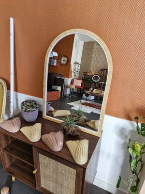 une table avec un miroir et une chaise dans une pièce aux murs orange