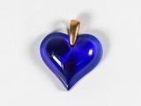pendentif en forme de cœur en verre bleu, monté sur une chaîne plaquée or, sur fond blanc