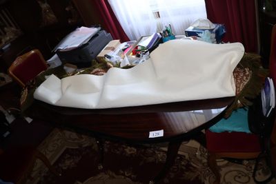 une table recouverte d'une nappe blanche et une chaise rouge
