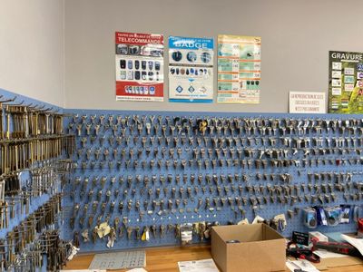 de nombreuses clés accrochées au mur de la boutique