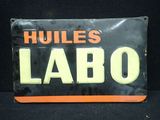 un panneau orange et noir sur lequel est inscrit « hues labo »