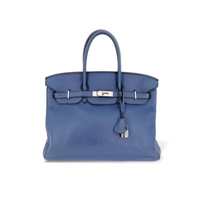 un sac à main en cuir bleu sur fond blanc