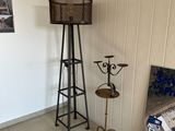 une lampe qui se trouve sur un support dans une pièce