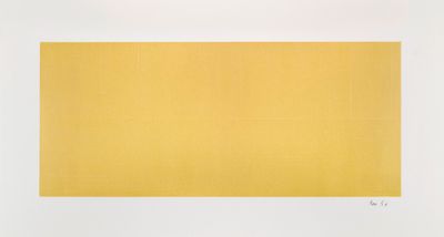une image représentant un tableau jaune accroché à un mur blanc