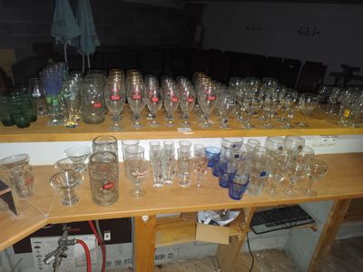 il y a beaucoup de verres sur la table, dont un grand nombre