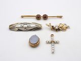 de nombreuses broches et épingles disposées sur un fond blanc