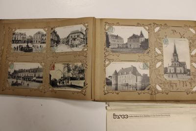 un livre ouvert sur lequel figurent des photos de vieux bâtiments