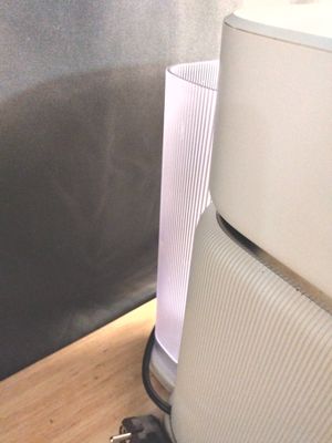 un chien allongé par terre à côté d'une enceinte