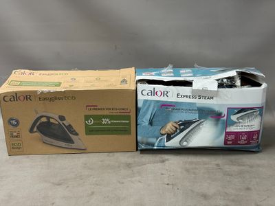 deux cartons de vêtements et un fer à repasser posés sur une table