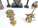 un grand nombre d'objets posés sur une table