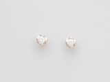 une paire de boucles d'oreilles en diamant sur fond blanc