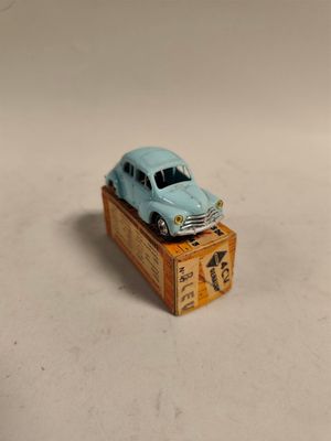 une petite voiture miniature posée sur une caisse en bois