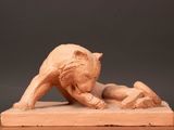 une sculpture en bois représentant un ours et son petit, posée sur une table