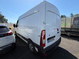 l'arrière d'une camionnette blanche garée sur un parking