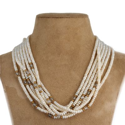 gros plan d'un collier sur un mannequin mannequin mannequin mannequin mannequin mannequin mannequin mannequin mannequin