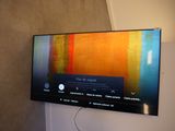 un téléviseur à écran plat fixé au mur d'une pièce