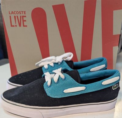 une paire de chaussures bleues et noires posée sur une table