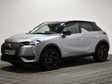Le nouveau SUV DSX est garé dans un showroom.