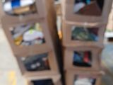 de nombreux cartons empilés les uns sur les autres dans la rue