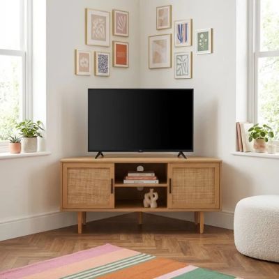 une photo d'un salon avec une télévision à écran plat