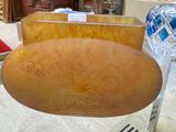 une table en verre sur laquelle est posé un bol