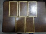 quatre morceaux de cuir marron posés sur une table