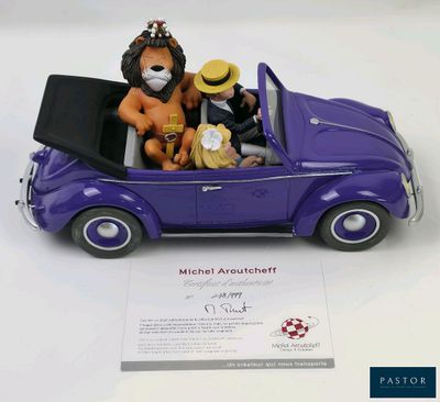 une figurine représentant deux personnes dans une voiture violette