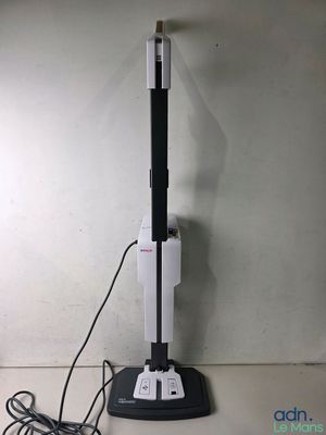 une photo d'un aspirateur noir et blanc posé sur un plan de travail